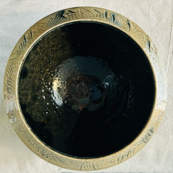 Hand Thrown Detailed Black Glaze Studio Art Pottery Bowl 8.5” Diameter Signed - Picture 5 of 6
